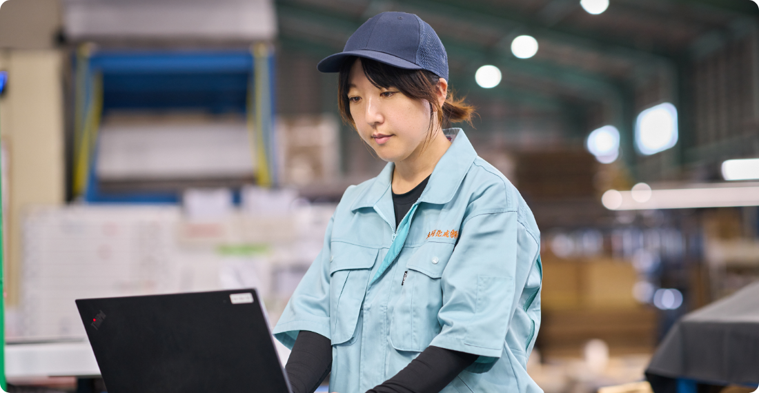 パソコンを触る飯髙 智美