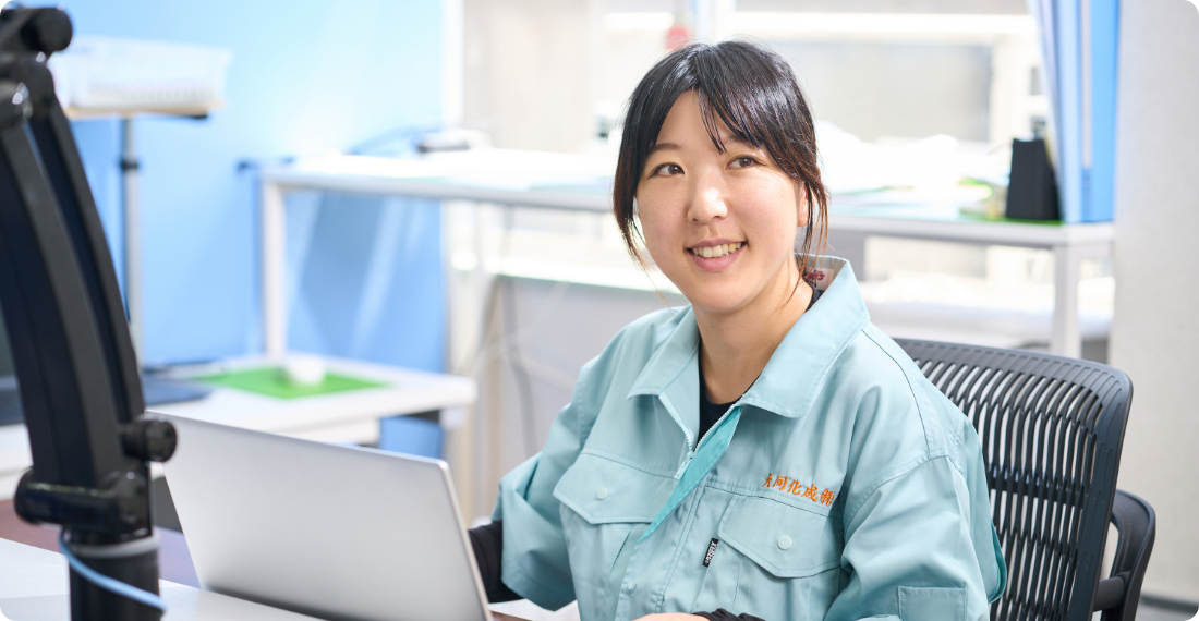 笑顔で話している飯髙 智美